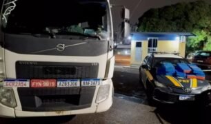 PRF encontra caminhoneiro em esgoto após tentar fugir por 12 quilômetros