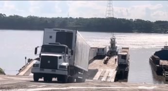 Qual nota esse caminhoneiro merece ao colocar carreta em balsa de ré