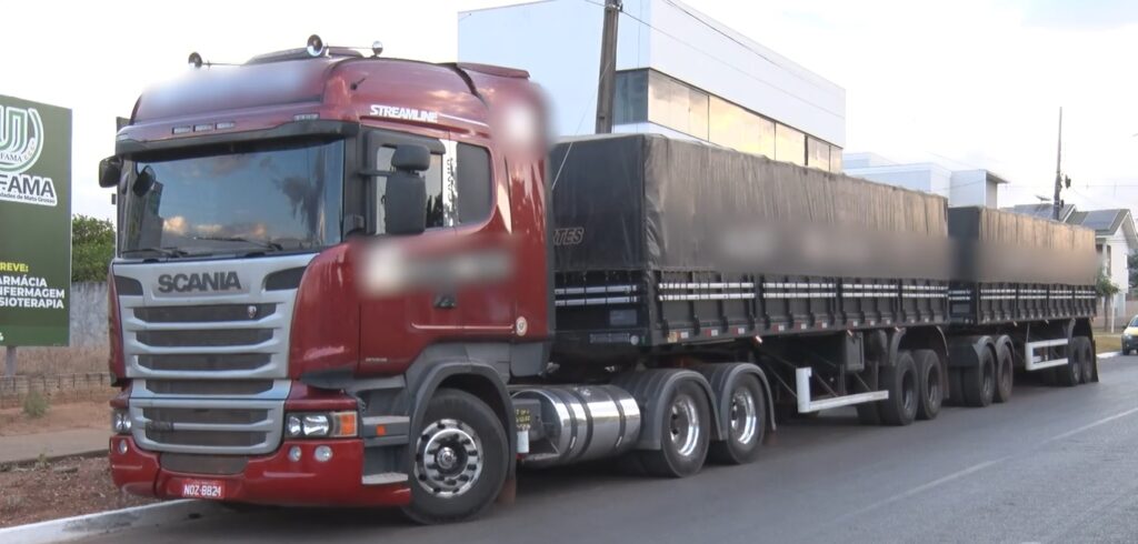 Sem dinheiro para pagar pedágio adultera placa de caminhão