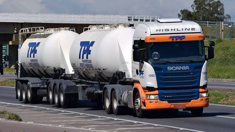 Transportadora TPF abre vagas para motorista carreteiro e caçambeiro