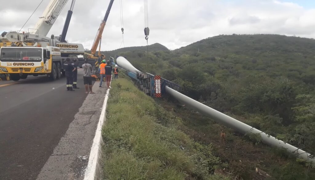 Veja o resgate de um caminhão que tombou carregando uma pá eólica de 87 metros