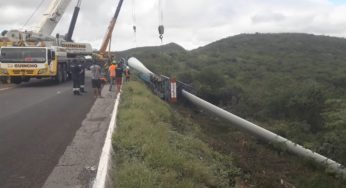 Veja o resgate de um caminhão que tombou carregando uma pá eólica de 87 metros