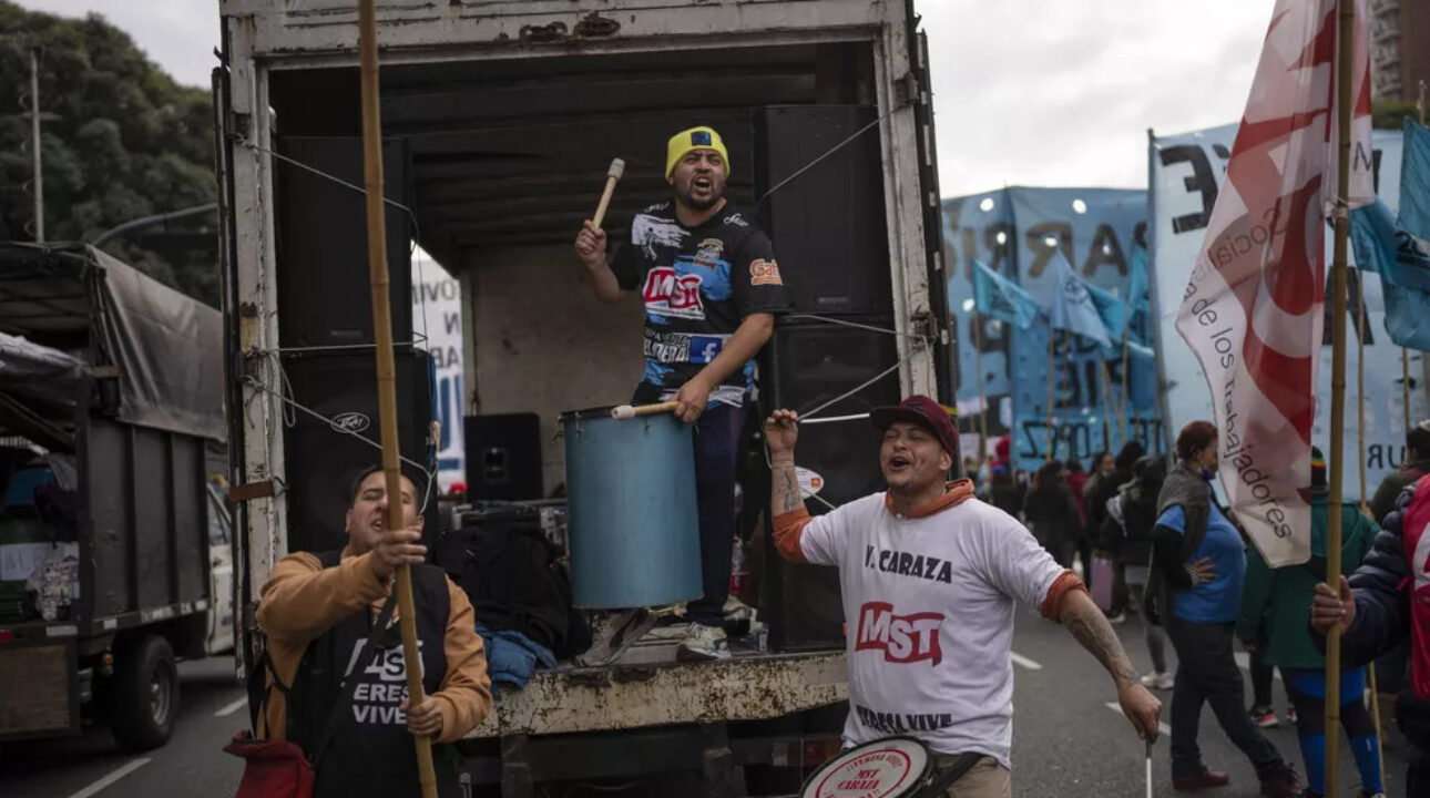 Caminhoneiros na Argetina realiza protesto contra a falta de diesel.