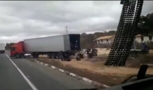 Absurdo Populares saqueiam carga de pneus de caminhão que quebrou