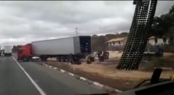 Absurdo Populares saqueiam carga de pneus de caminhão que quebrou