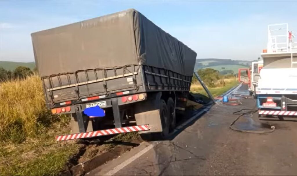 Bebê se salva de acidente após colisão entre carro e caminhão