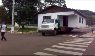 Caminhão carrega casa e trafega pelas ruas do Paraná