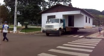 Caminhão carrega casa e trafega pelas ruas do Paraná