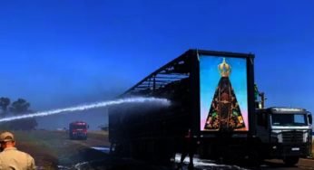 Caminhão com imagem de nossa senhora é destruído por fogo, mas a foto da padroeira fica intacta