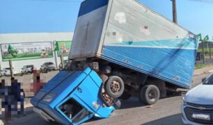 Caminhão tem chassi quebrado ao trafegar em estrada do Maranhão