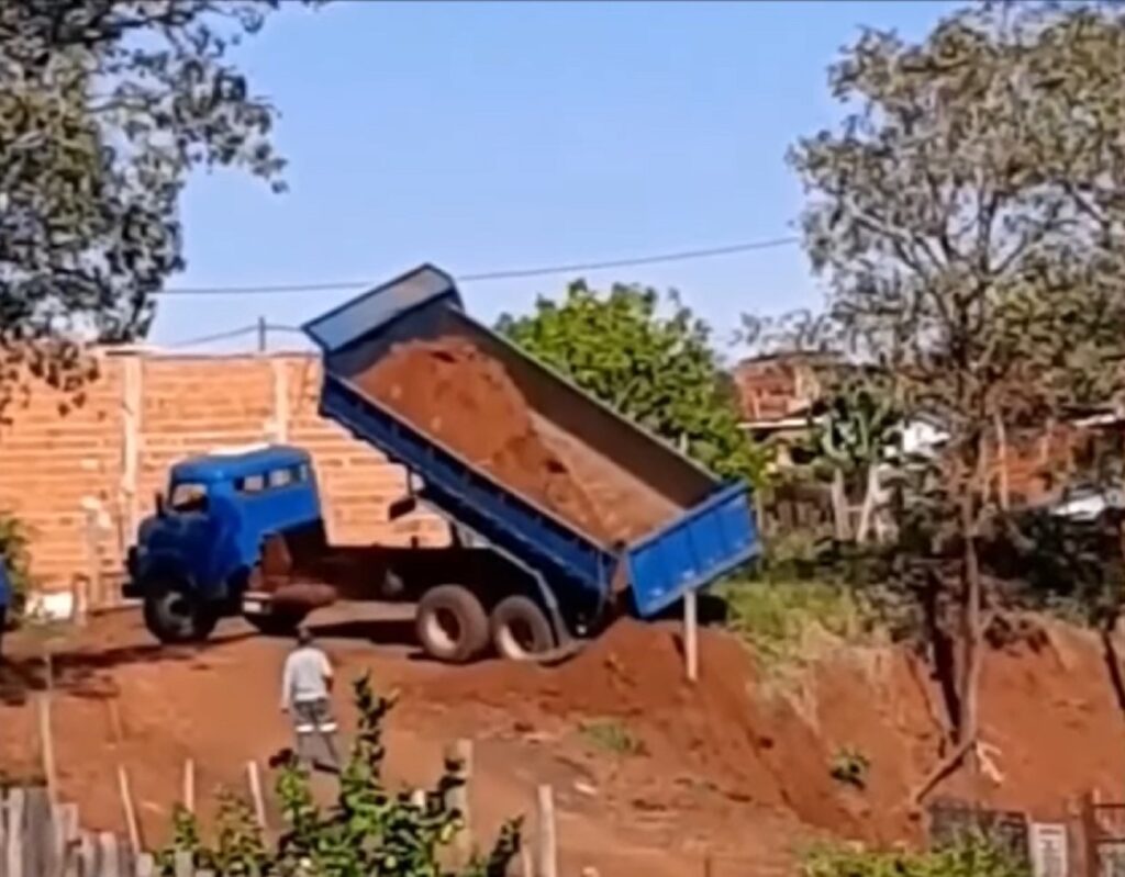 Caminhoneiro descarrega terra da caçamba de forma totalmente louca