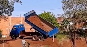 Caminhoneiro descarrega terra da caçamba de forma totalmente louca