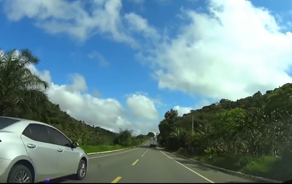 Caminhoneiro ensina como realizar ultrapassagem correta e segura em uma rodovia