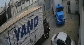 Caminhoneiro faz manobra incrível para entrar em pátio de empresa