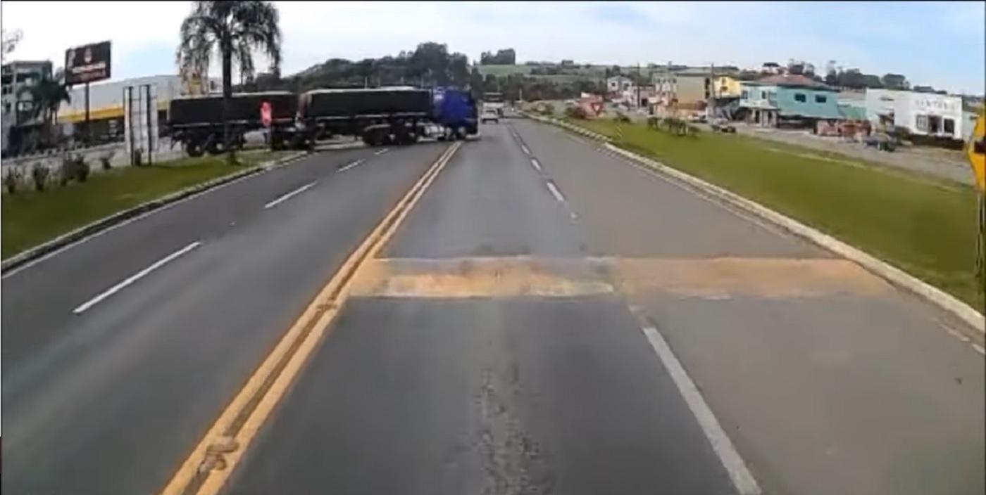 Caminhoneiro fica revoltado após colega entrar em rodovia