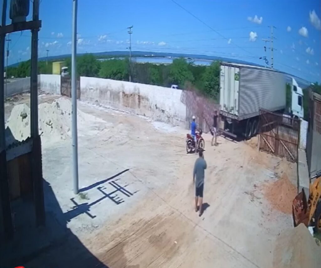 Caminhoneiro não calculou espaço e acabou derrubando portão e muro em manobra