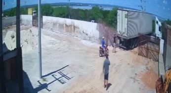 Caminhoneiro não calculou espaço e acabou derrubando portão e muro em manobra