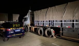 Carreta roubada em 2021 é recuperada com identificação paraguaia