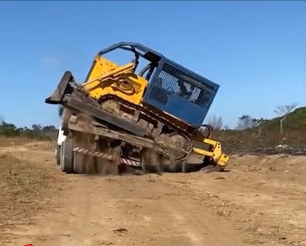 Trator é acionado ainda em cima de caminhão e destrói carroceria