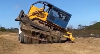 Trator é acionado ainda em cima de caminhão e destrói carroceria