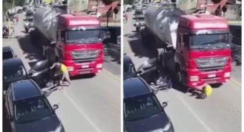 Motociclista é atropelado por caminhão após carro abrir porta e sobrevive