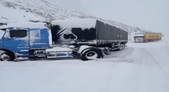 Nevasca interdita Cordilheira dos Andes e deixa caminhões ilhados