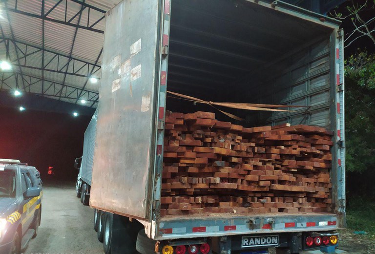 PRF apreende carga irregular de madeira em carreta baú