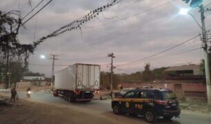 Polícia Rodoviária Federal recupera dois caminhões que foram roubados no mesmo dia