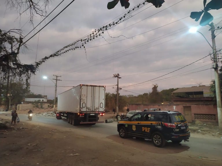 Polícia Rodoviária Federal recupera dois caminhões que foram roubados no mesmo dia