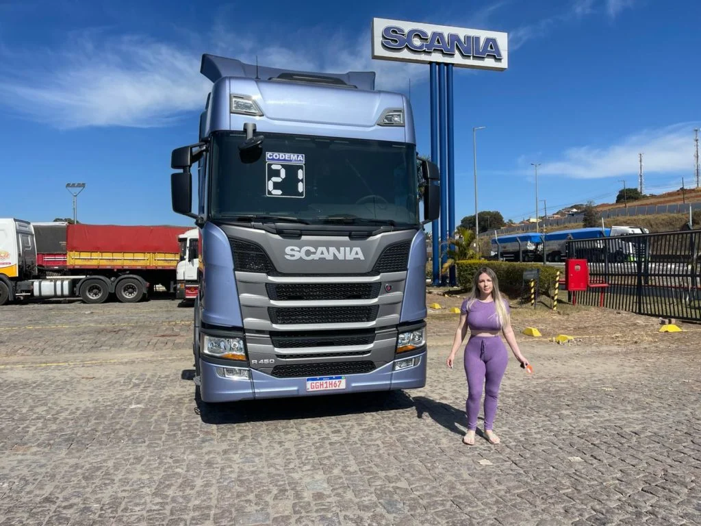 Aline Fucther apresenta seu novo Scania R450