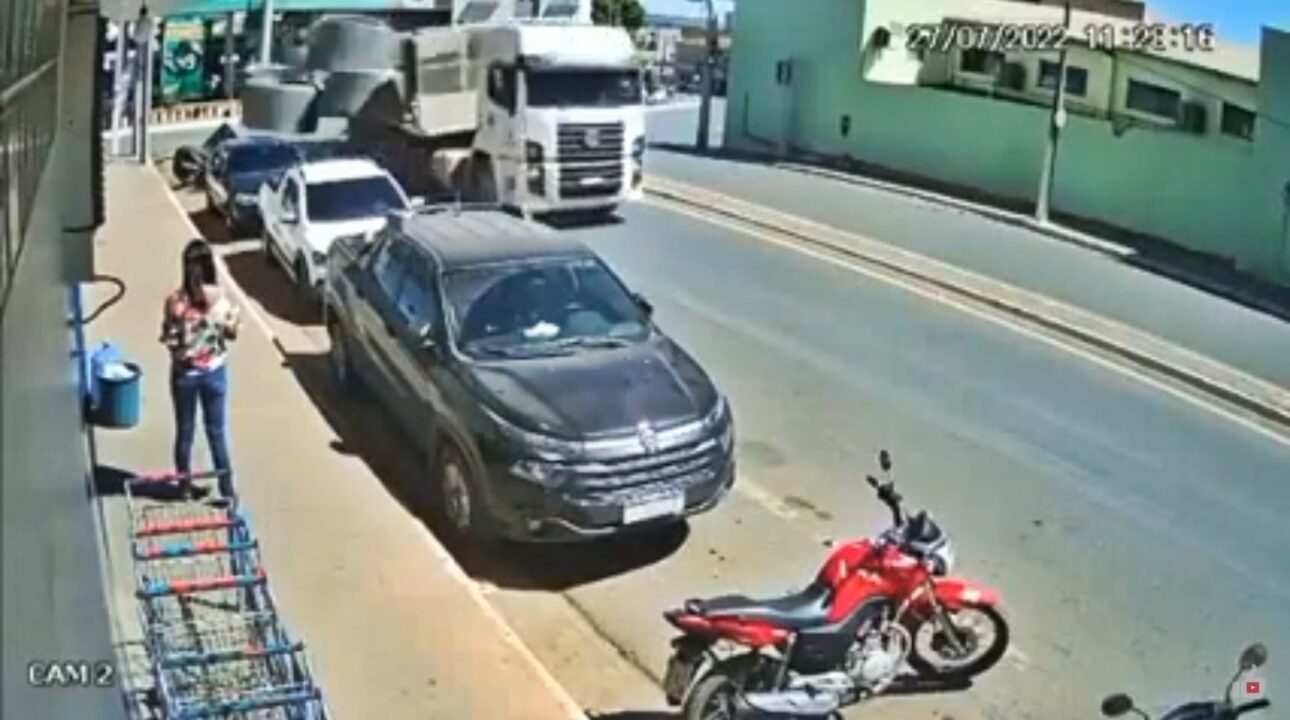 Carga de caminhão carregado com manilhas se solta e atinge carros na Bahia