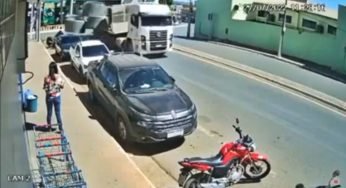 Carga de caminhão carregado com manilhas se solta e atinge carros na Bahia