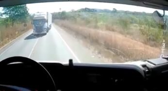 Caminhoneiro fica revoltado com colega de profissão em ultrapassagem em faixa contínua