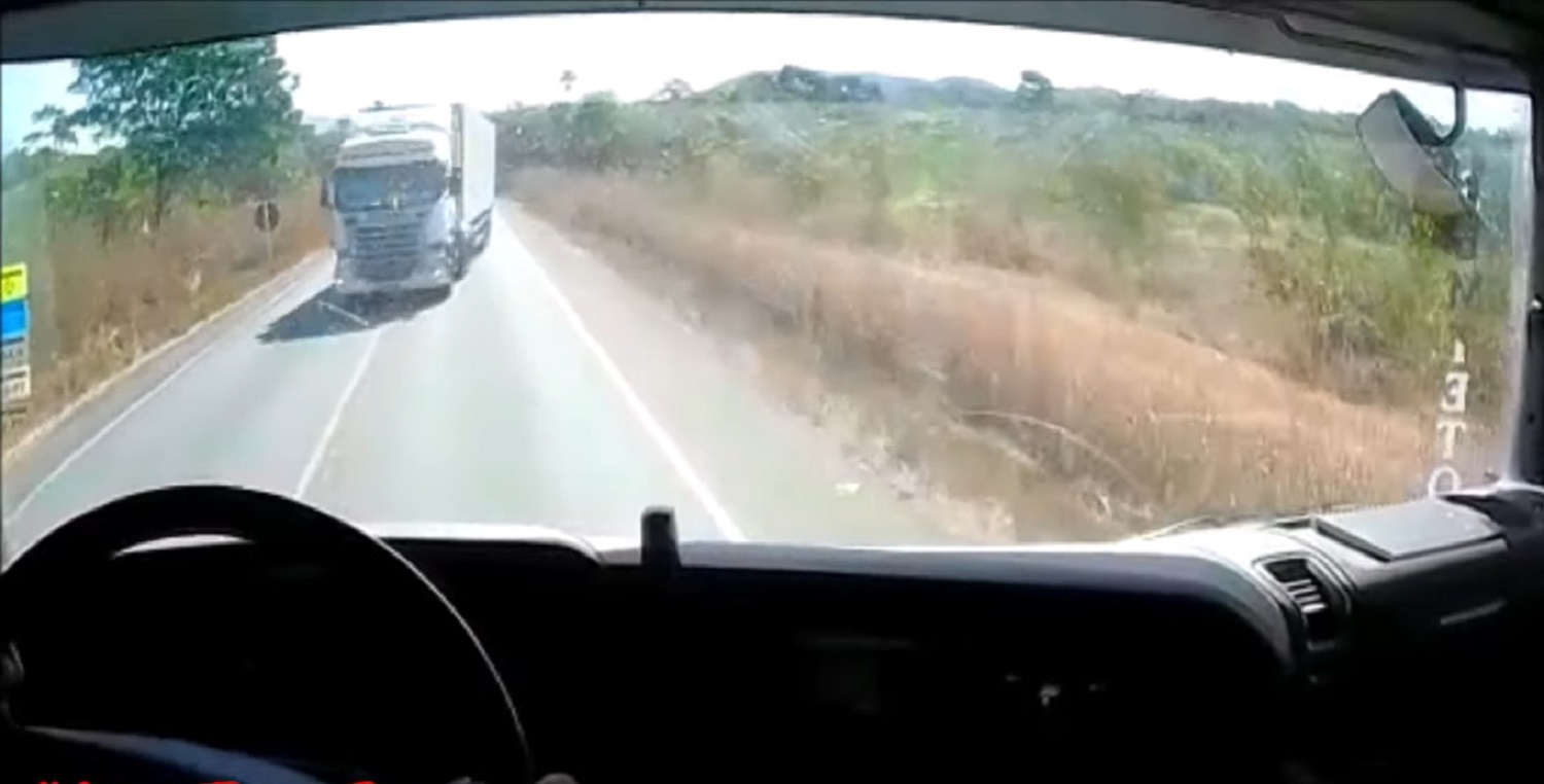 Caminhoneiro fica revoltado com Gol rebaixado na estrada (vídeo