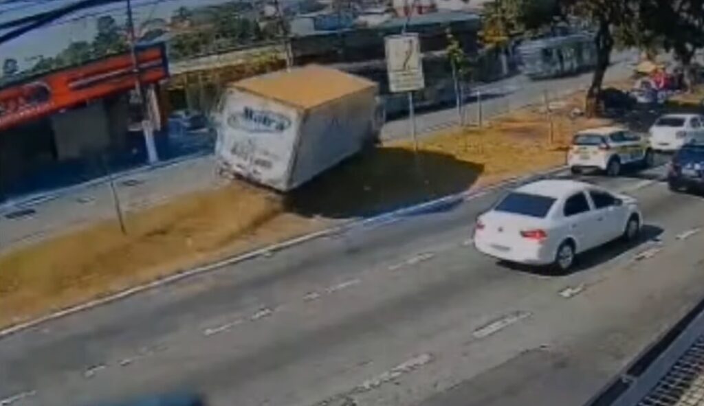 Caminhoneiro evita engarrafamento atingindo um ônibus na pista contrária
