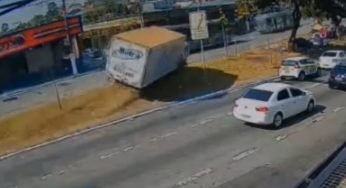 Caminhoneiro evita engavetamento atingindo um ônibus na pista contrária