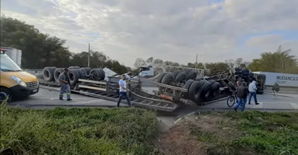 Acidente Com Rodotrem Interditou Rodovia Fernão Dias 