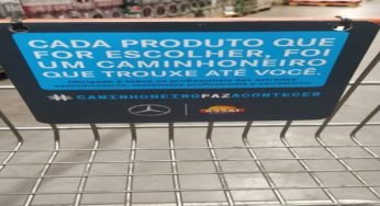 Assaí atacadista exalta caminhoneiros em placa nos carrinhos