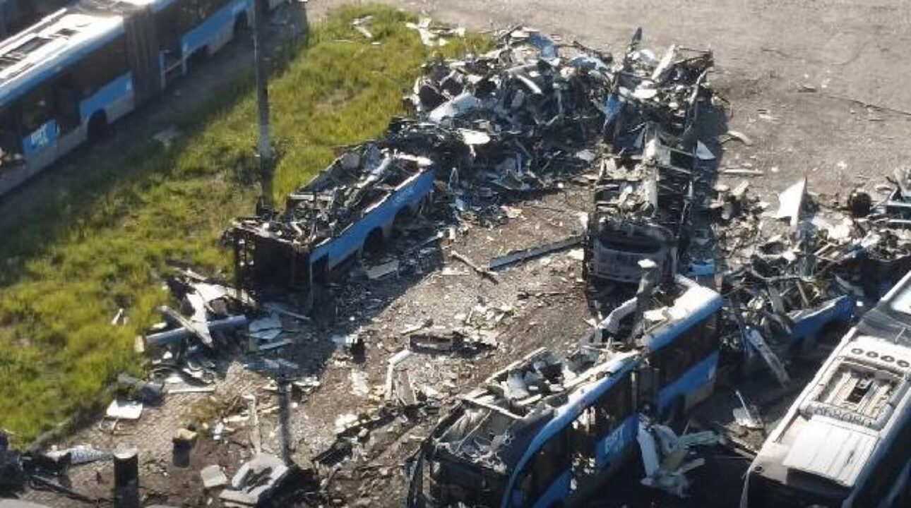 Ônibus do BRT são destruídos no Rio de Janeiro