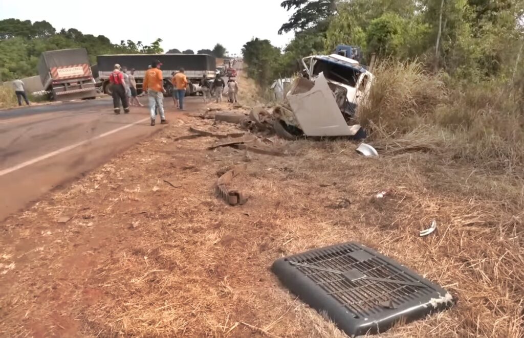 Carreta tem cabine arrancada após bater em dois caminhões-guincho