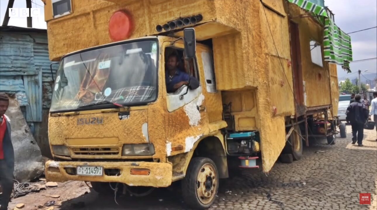 Homem constrói casa de três quartos e dois andares sobre um caminhão