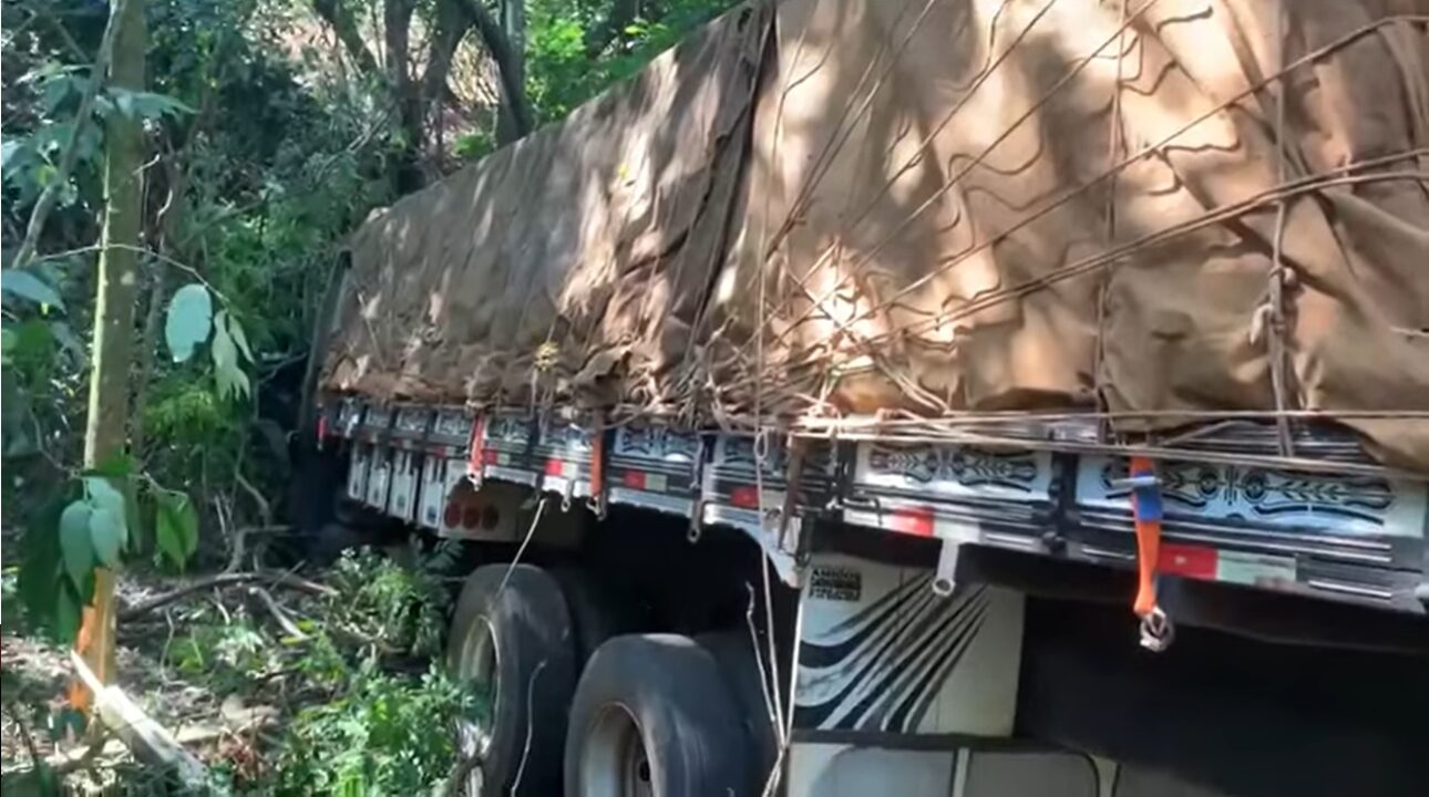 Caminhão com carga ilegal de cigarro é encontrado no meio do mato pela PRF