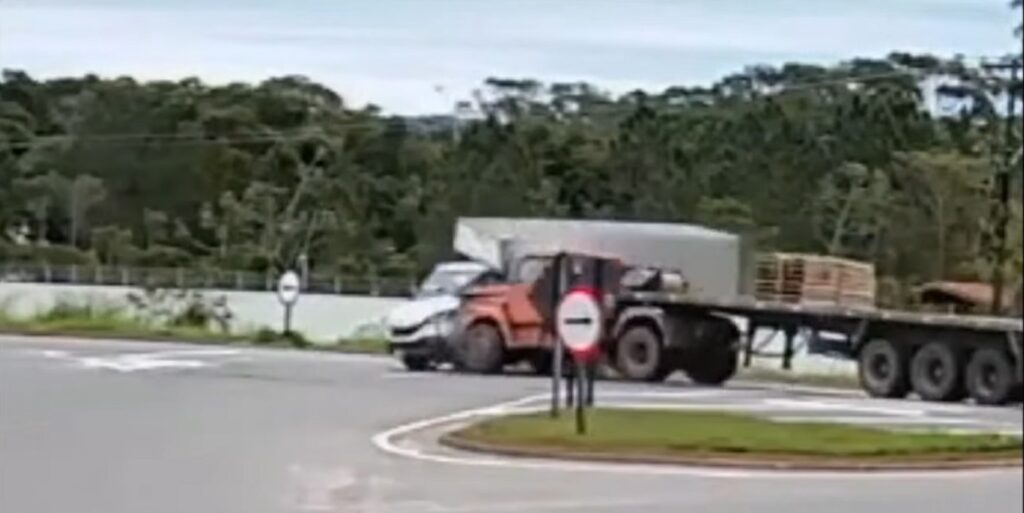 Caminhão pequeno é atingido por jacaré em uma rodovia em Peruíbe