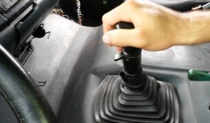 Caminhoneiro dá dicas de como acionar a marcha reduzida no câmbio do veículo