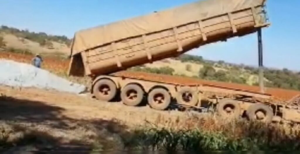 Caminhoneiro leva baita susto enquanto descarregava caçamba