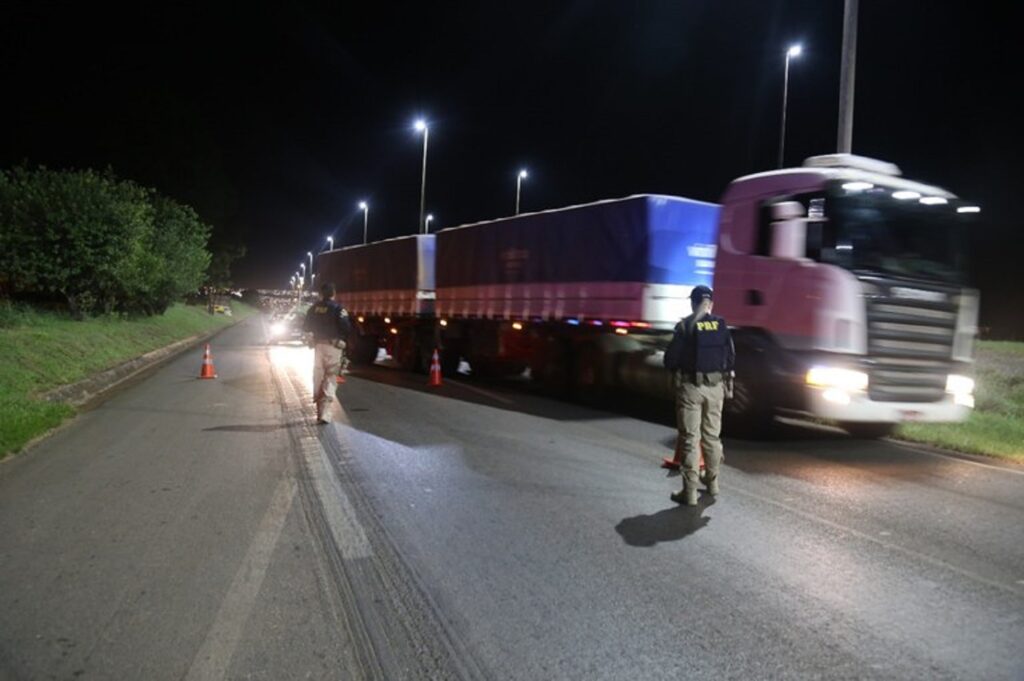 Caminhoneiro leva carga adulterada, mas diz "não saber de nada" para PRF