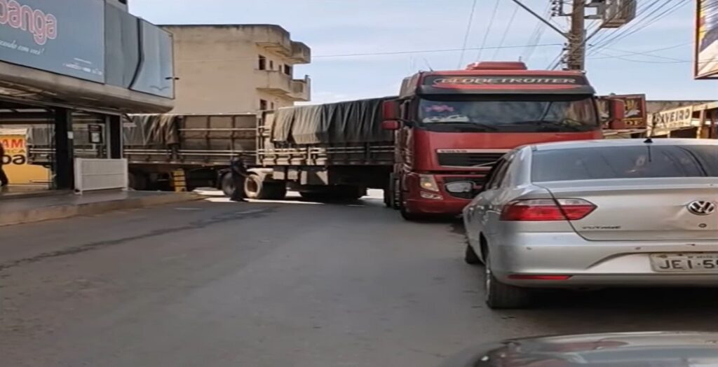 Caminhoneiro mostra habilidade em manobra extremamente difícil