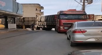 Caminhoneiro mostra habilidade em manobra extremamente difícil