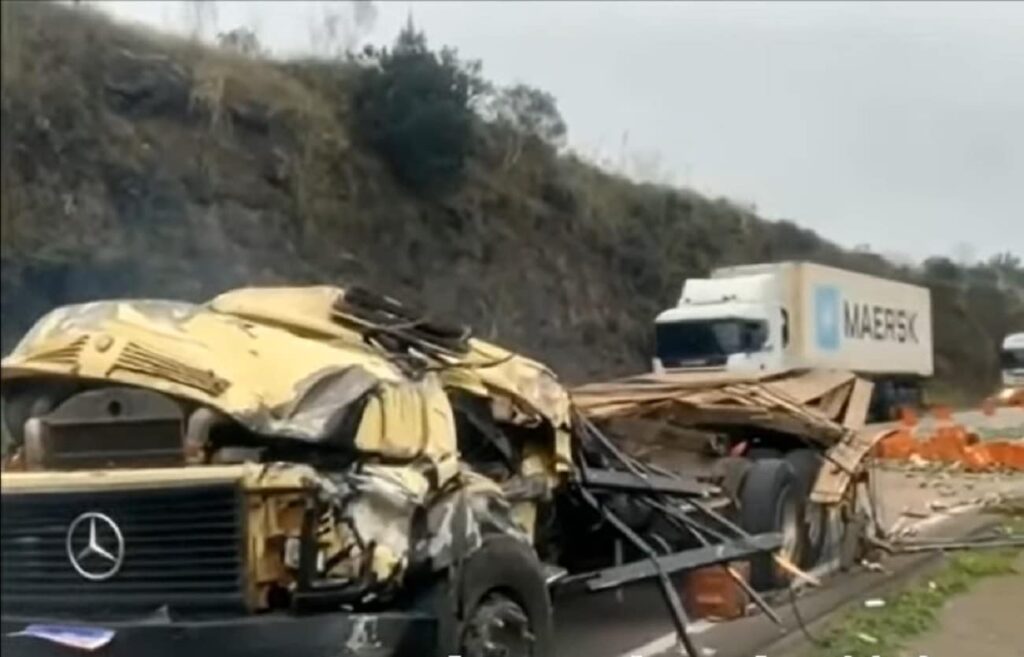 Caminhoneiro saiu ileso após grave acidente que deixou cabine amassada