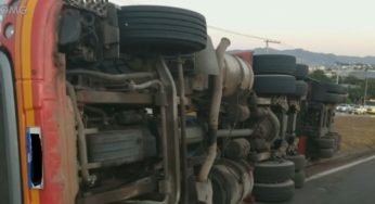 Caminhoneiro tomba veículo e o motivo do acidente é surpreende